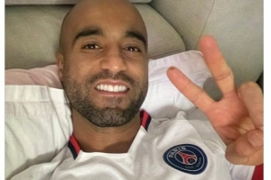 心系老东家小卢卡斯社媒晒身穿巴黎球衣照片：祝贺巴黎夺冠！