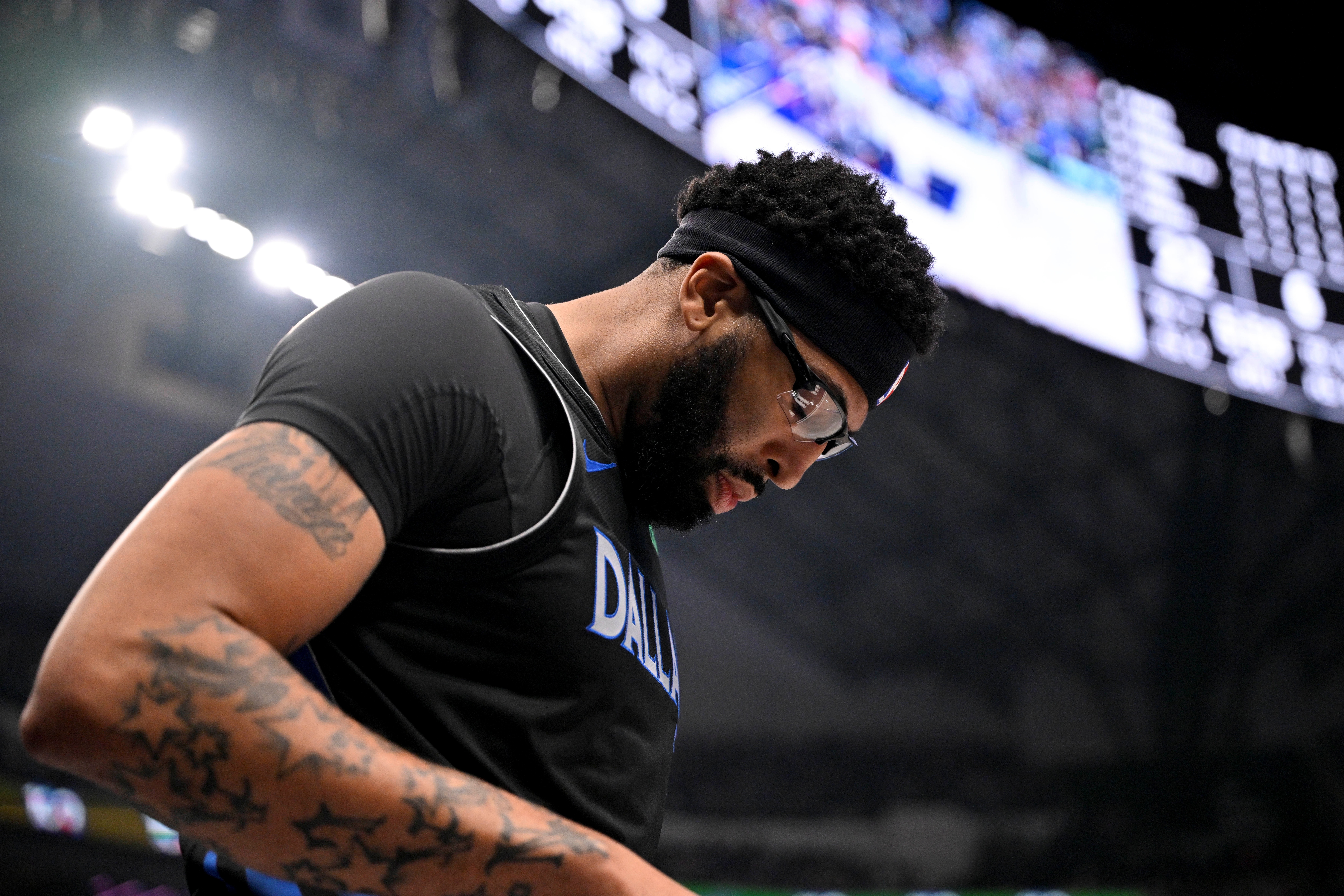 可千万别呀！浓眉防守马尔卡宁手指受伤 看起来挺痛苦&amp;回更衣室了